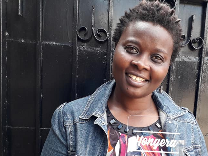 Florence Keya har mottatt flere priser for arbeidet sitt. Her med den siste i rekka, en utmerkelse fra Physicians For Human Rights for sitt arbeid med voldsutsatte jenter i Kenya